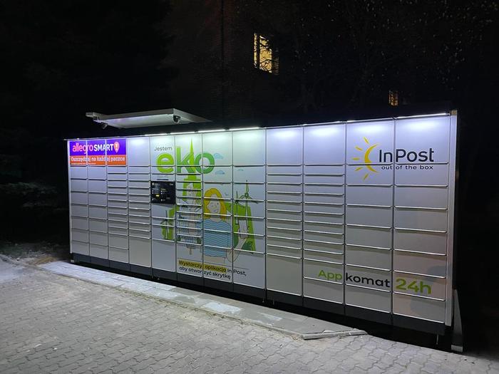 Paczkomat LOM04APP przy budynku ul. Sybiraków 12