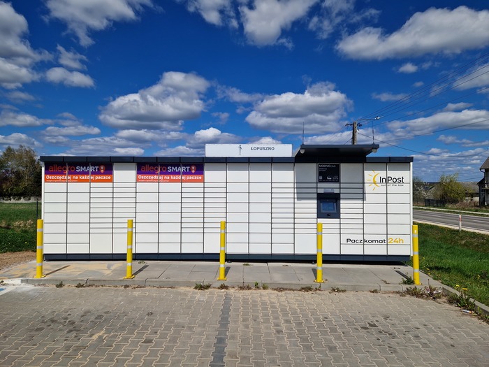 Paczkomat LOO01M Parking po prawej stronie od wejścia do sklepu