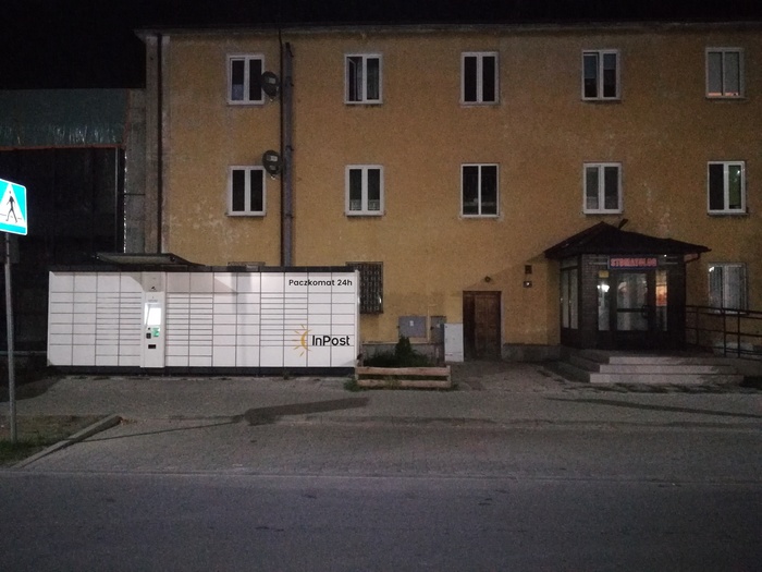 Paczkomat LOW01A Przy bloku mieszkalnym