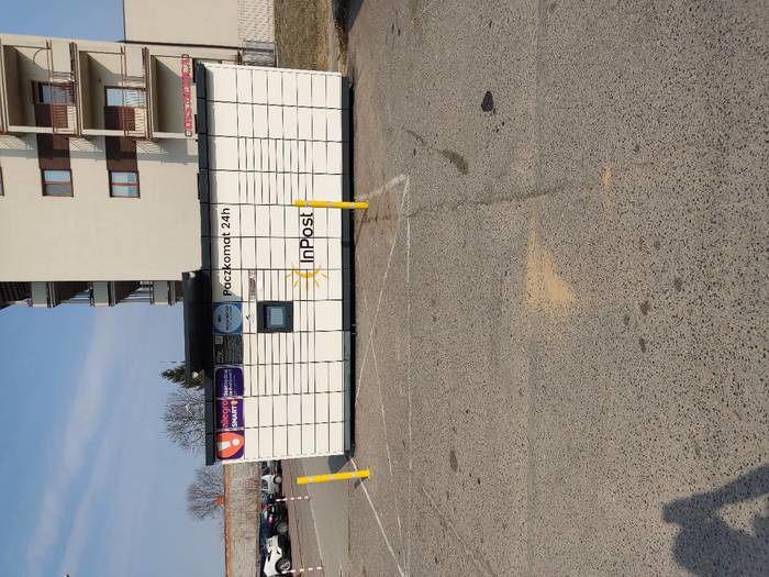 Paczkomat LOW01M Na parkingu