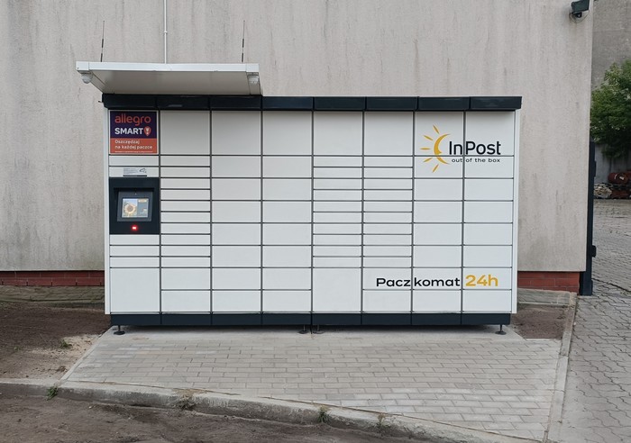 Paczkomat LOW04M przy parkingu