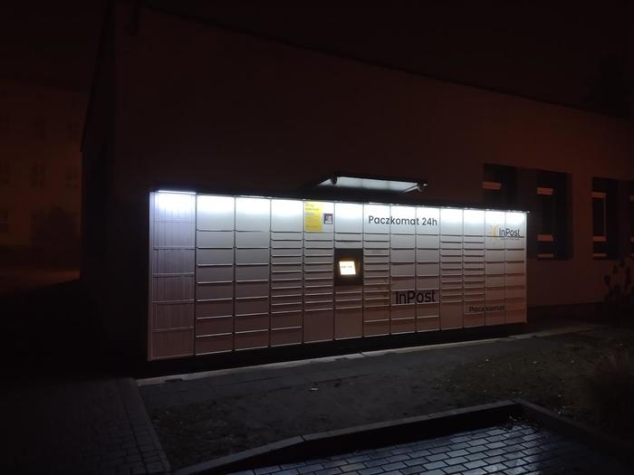 Parcel Locker LOZ01M przy Ośrodku Gminnym.