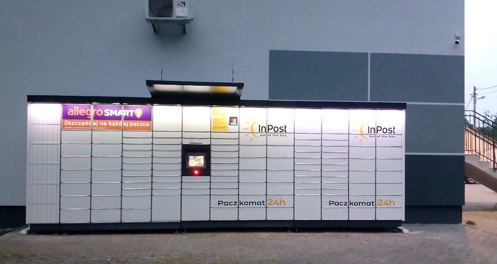 Paczkomat LPI01M Boczna ściana sklepu