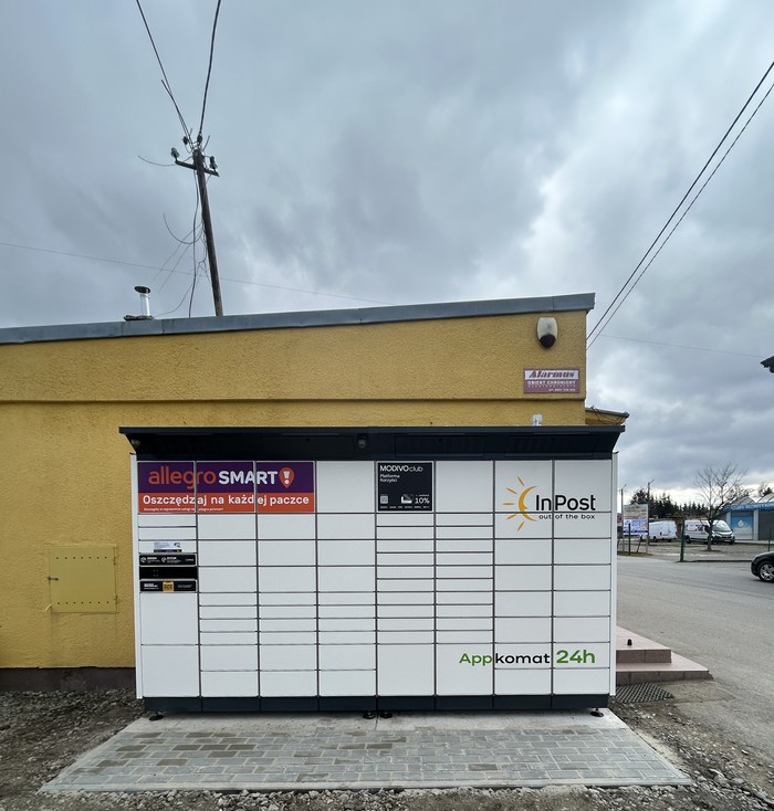 Paczkomat LPK01BAPP Przy ścianie budynku GS