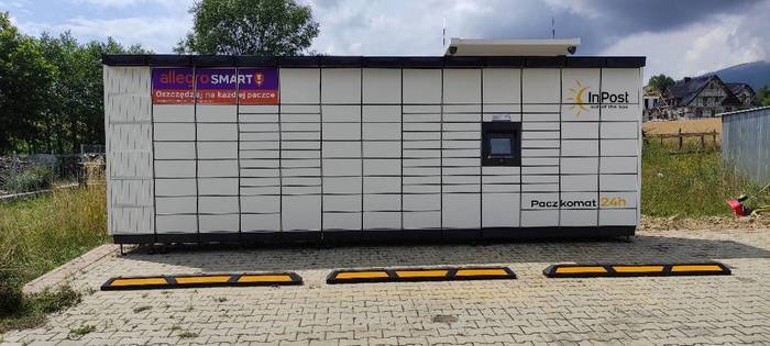 Paczkomat LPM02M na parkingu obok sklepu