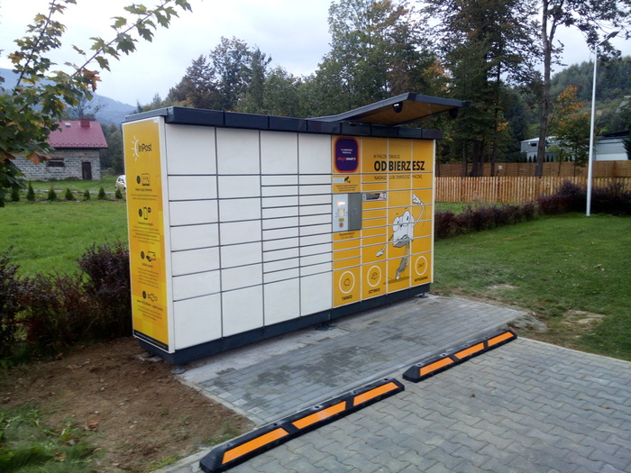 Paczkomat LPO03N obok sklepu Beskidek