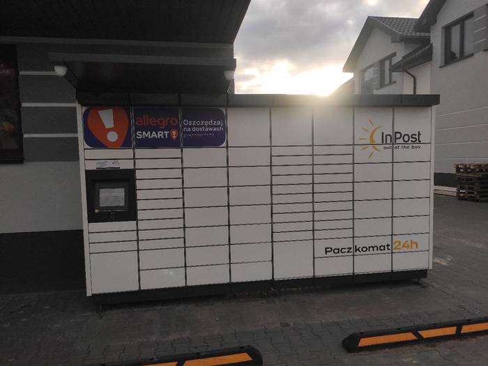 Paczkomat LPR01M Przy sklepie Wielobranżowym