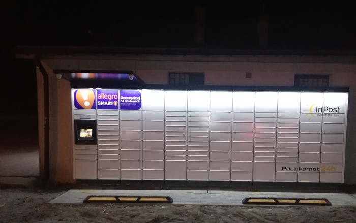 Parcel Locker LPR02M Przy sklepie spożywczym, po prawej stronie budynku