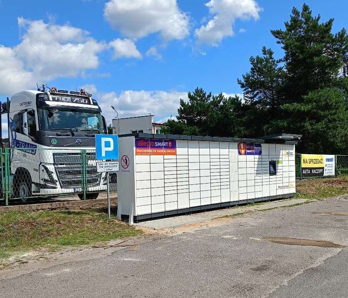 Paczkomat LPX01M na parkingu