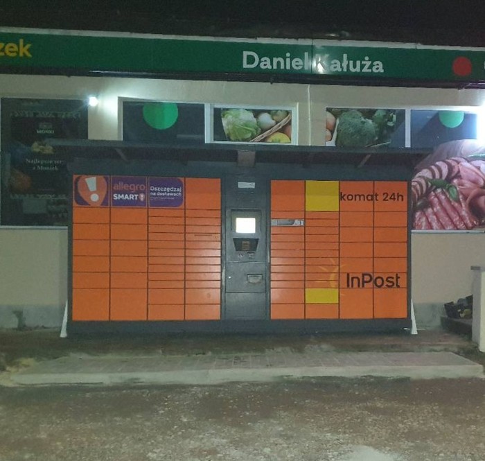 Parcel Locker LQA01F Po prawej stronie od sklepu Groszek.
