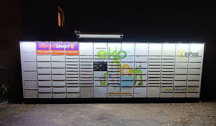 Paczkomat LQBU01APP Na parkingu przy KOSBRUK