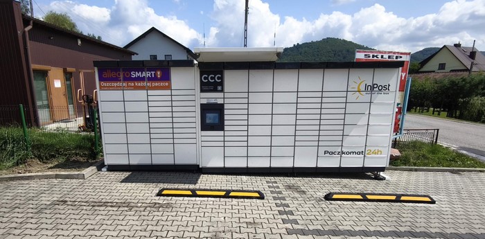 Paczkomat LQI01M na parkingu