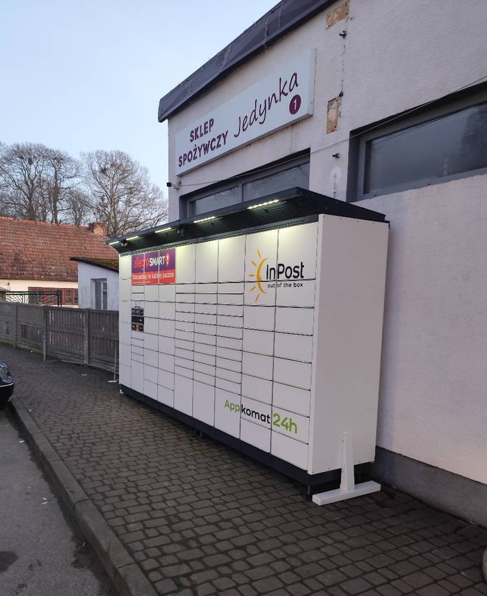 Parcel Locker LQSZ01BAPP Na parkingu przed sklepem Jedynka