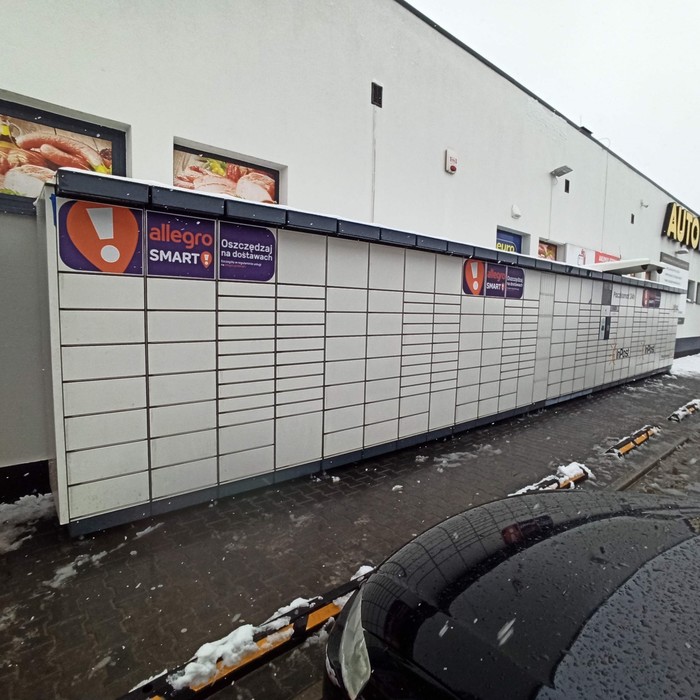 Paczkomat LRA01N Na parkingu przy sklepie Euro