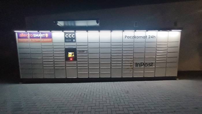 Paczkomat LSA01M Po lewej stronie od  wejścia do sklepu.
