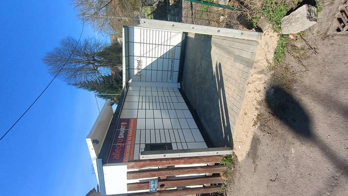 Paczkomat LSA03M Po prawej stronie posesji.