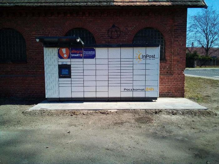 Paczkomat LSG01M przy budynku remizy strażackiej
