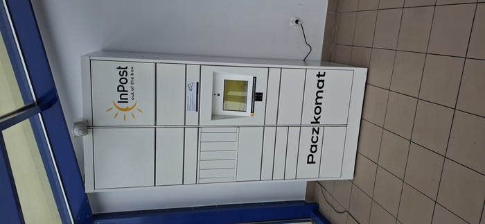 Paczkomat LSO01HP wewnątrz sklepu Plasun Market