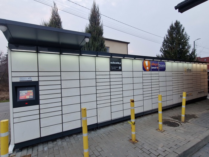 Parcel Locker LSX01M obok sklepu