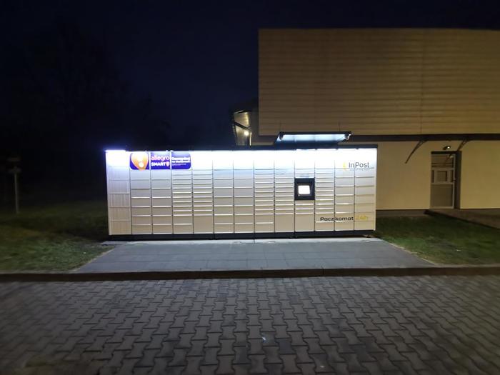 Parcel Locker LSZ01M Na terenie parku handlowego obok Rossmann'a