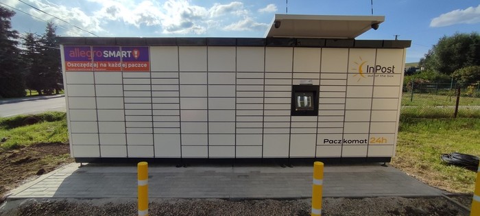 Paczkomat LTD01M Po lewej stronie budynku GS