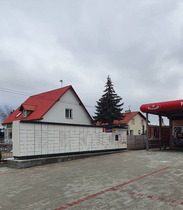 Paczkomat LTR01M Na parkingu sklepu spożywczego Marmax
