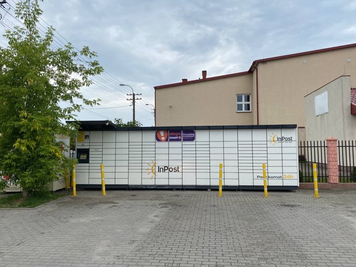 Поштомат LTU01M Na parkingu przy Zespole Szkół