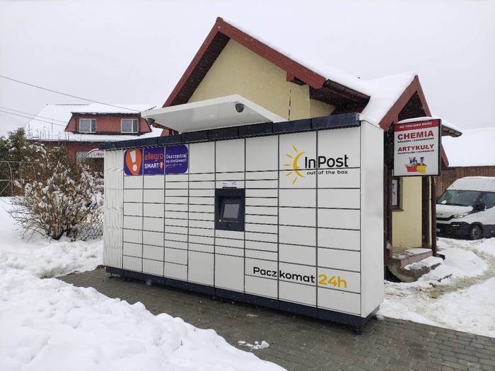 Paczkomat LTW01M Na placu przy przystanku autobusowym