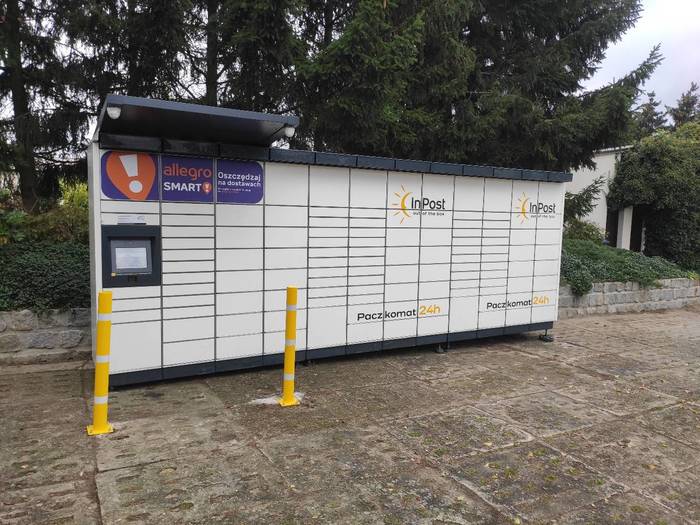 Paczkomat LTY01M Na parkingu baru Miko