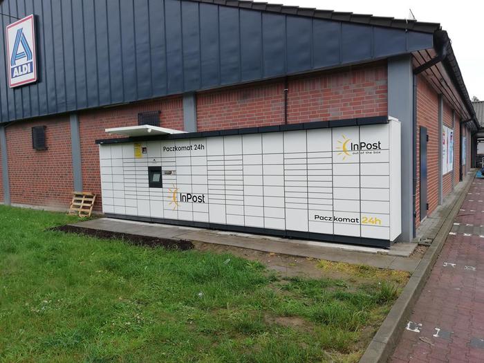 Paczkomat LUA02M Po lewej stronie od wejścia sklepu Aldi