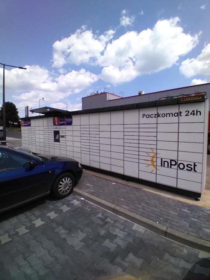 Paczkomat LUA04M Przy parkingu Lidla.