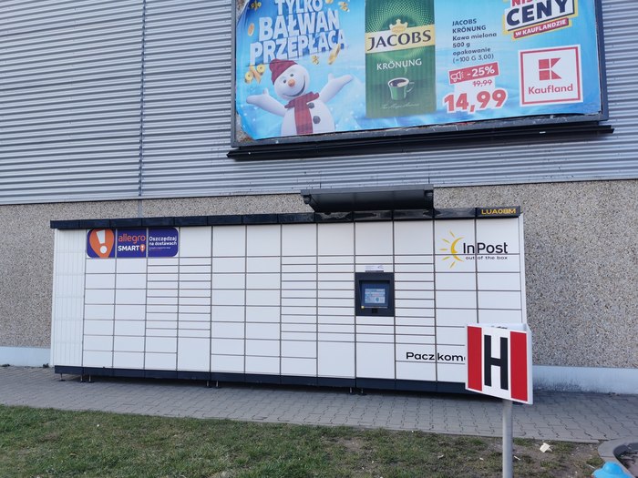 Paczkomat LUA08M Po lewej stronie od wejścia, przy parkingu.