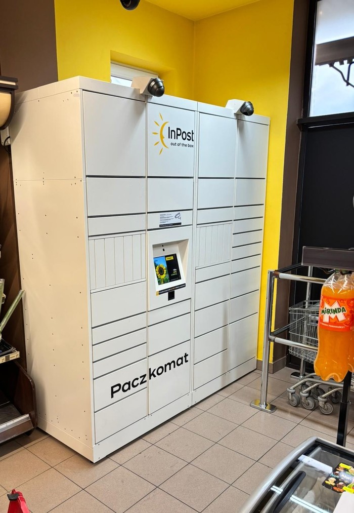 Paczkomat LUB02HP Po prawej stronie za wejściem
