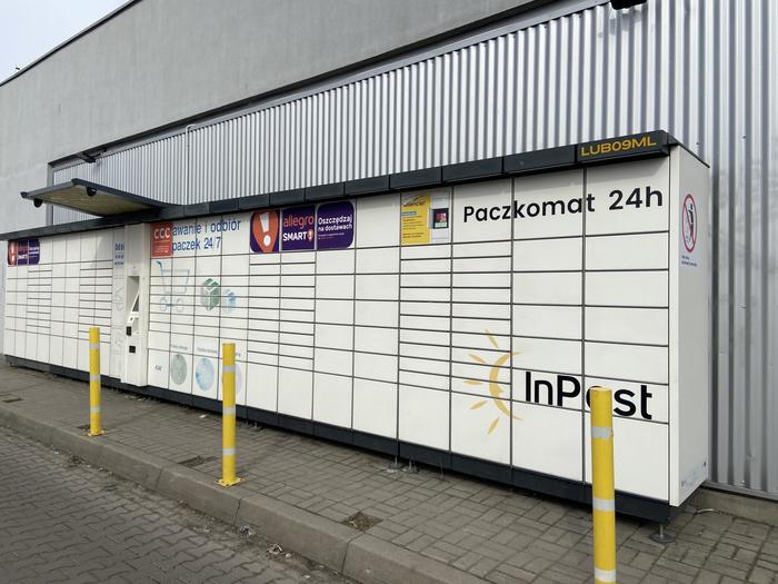 Paczkomat LUB09ML Paczkomat przy markecie Stokrotka z tyłu budynku