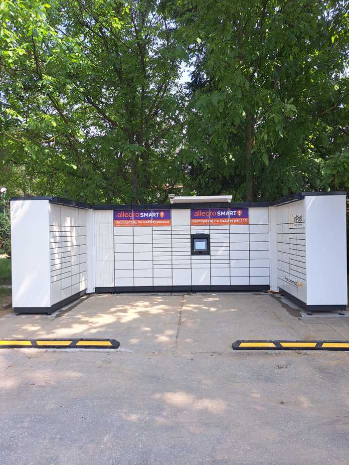 Paczkomat LUB123M Na parkingu