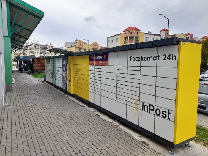 Поштомат LUB12A Paczkomat przy markecie Stokrotka po lewej stronie od wejścia głównego