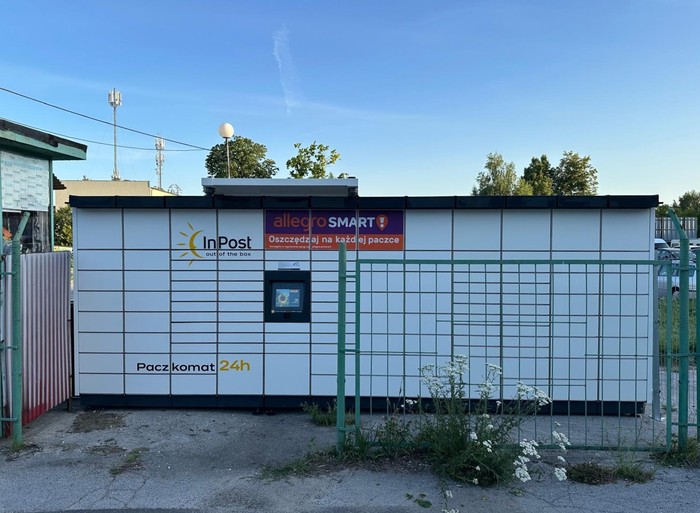 Paczkomat LUB136M Na parkingu samochodowym