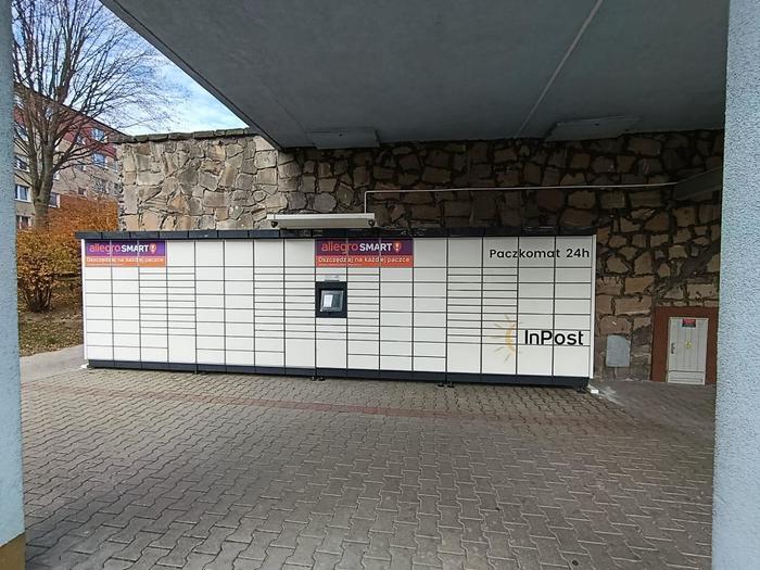 Paczkomat LUB138M Przy wejściu do klatki