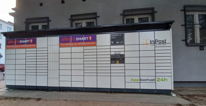 Parcel Locker LUB13BAPP Na ścianie budynku