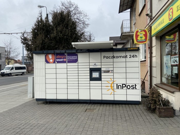 Paczkomat LUB15M Przy studiu meblowym STEELOVE