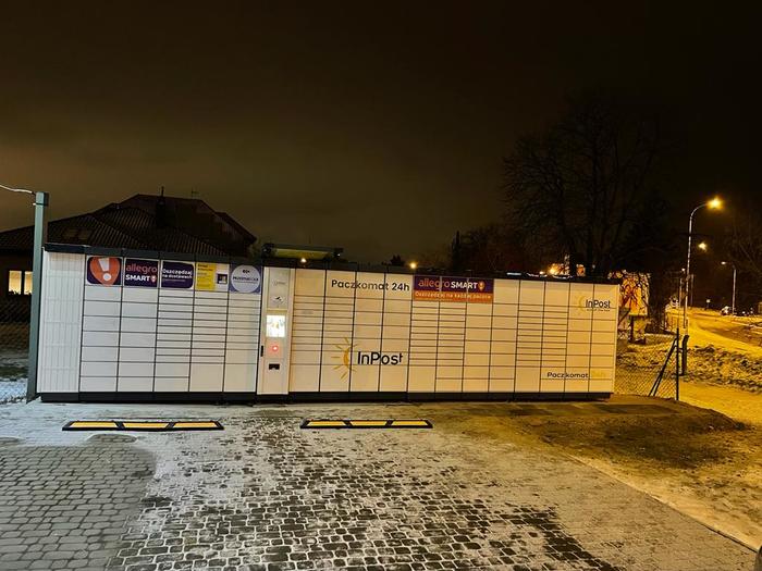 Paczkomat LUB18A Na parkingu przy sklepie Domet