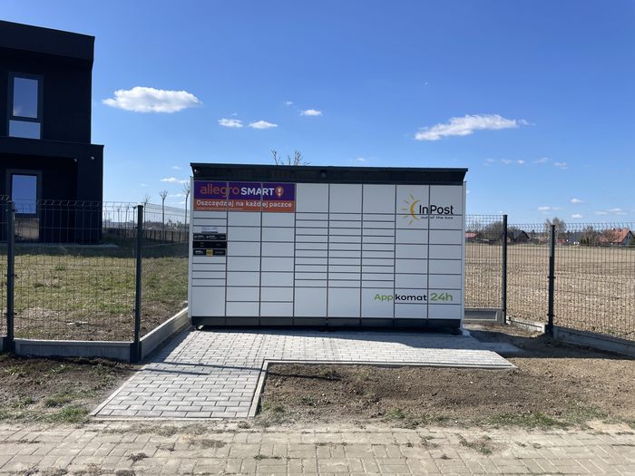 Paczkomat LUB23BAPP Przy budynku biurowym centrum logistycznego