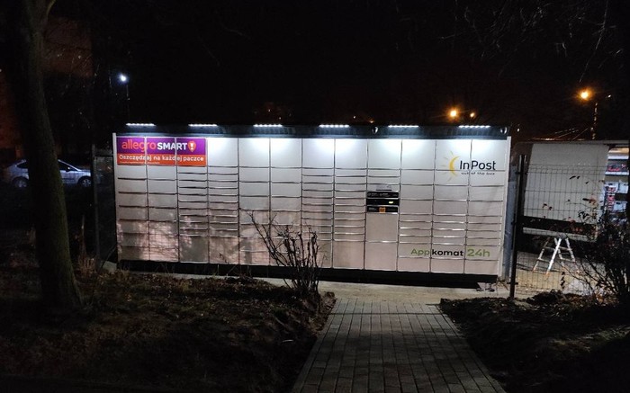 Paczkomat LUB29BAPP Na parkingu samochodowym