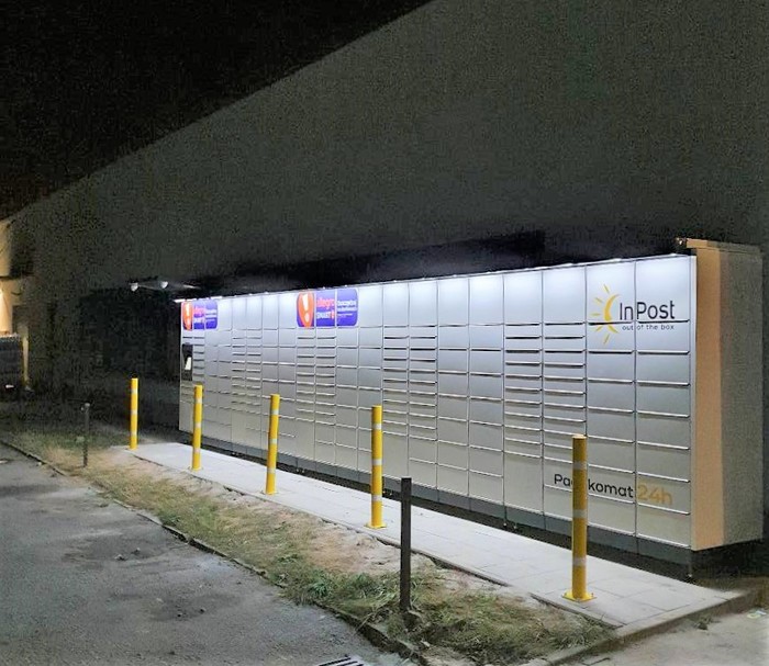 Paczkomat LUB42M Boczna ściana  galerii przy Maxi Dyskont