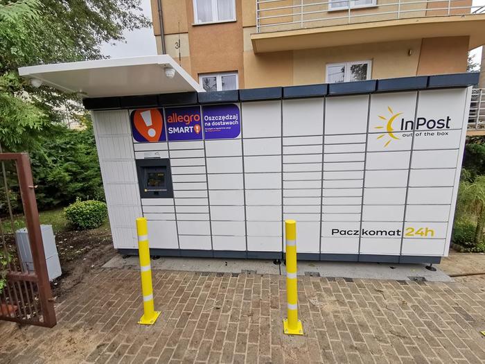 Поштомат LUB44M Na parkingu przed posesją