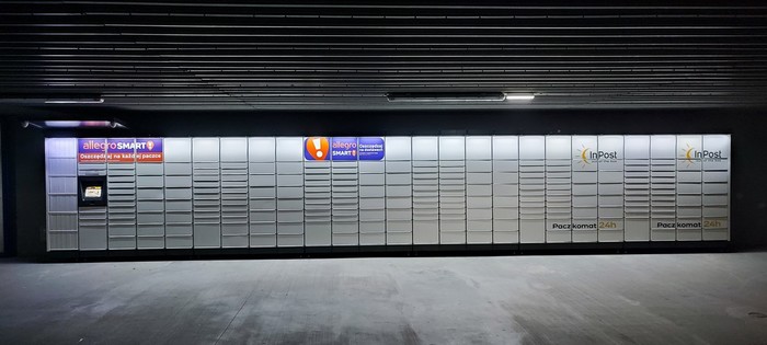 Paczkomat LUB49M Na parkingu Leclerc pod dachem
