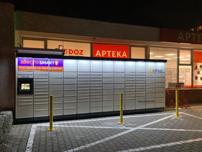 Поштомат LUB81M przy ścianie apteki przy wejściu