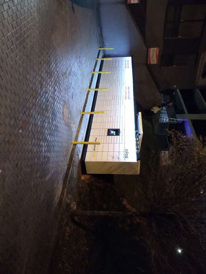 Поштомат LUB87M parking przy schodach