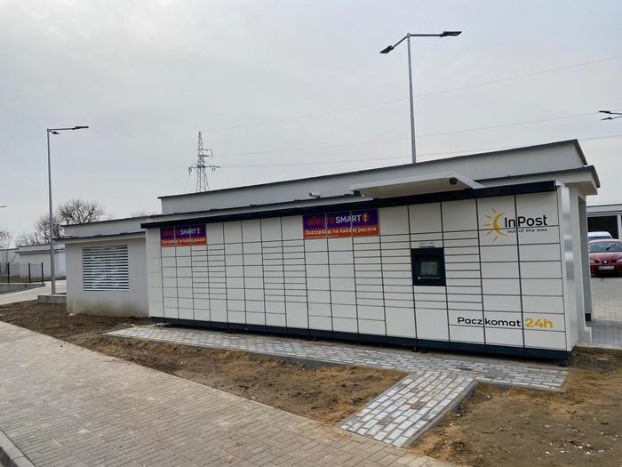 Paczkomat LUB98M Przy wiacie śmietnikowej