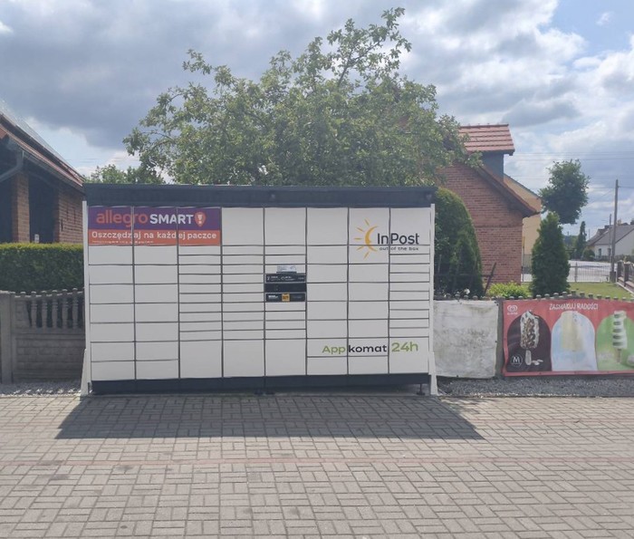 Paczkomat LUBZ01BAPP na prawo od wejścia do sklepu